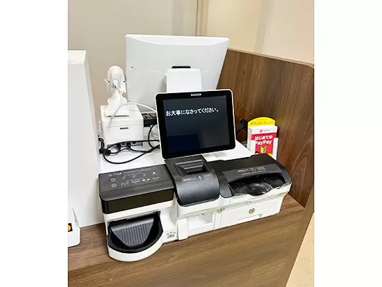 お会計は自動精算機で行います。