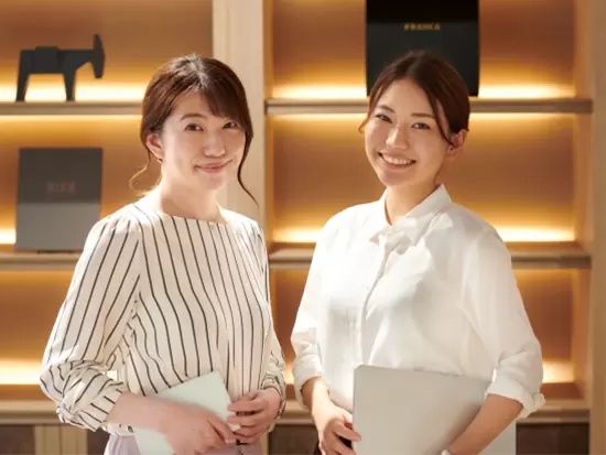 女性が多く活躍しており、風通しの良い職場です！コミュニケーションをとりながら業務を進めています。