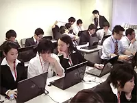 分からないことがあれば、すぐに先輩に聞ける環境です！