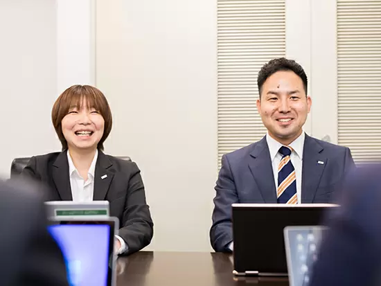 打ち合わせ中風景。真剣な中にも笑顔が絶えない職場です♪
