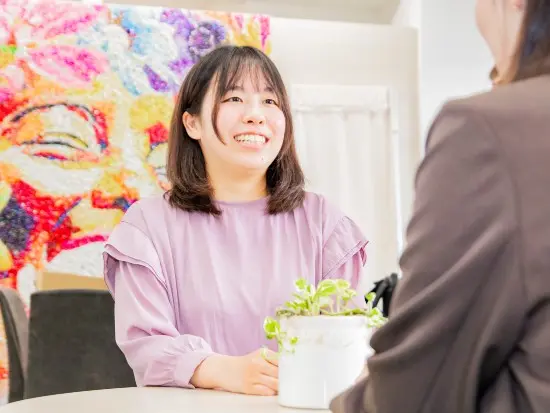 残業は月平均10時間程度と少なめ！さらに「17時終わり」と早めの定時で、メリハリのある働き方ができます◎