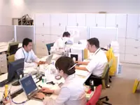 新しくキレイなオフィス。イスにこだわりがあり座りやすいです。