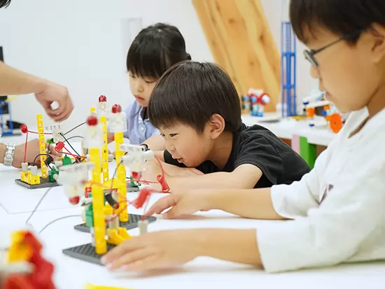 「しる」「つくる」「ためす」を繰り返すことで、自発的な創造力を養います。（「ステモン」レッスン風景）