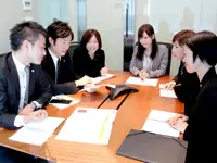定期的に日本支社に集まり、会議を行います。