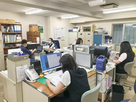 基本定時退社で残業ほぼなし。仕事と家庭を無理なく両立できる環境を整えています。