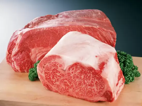 社員食堂のメニューには和牛ランチも。お肉の社員割引制度も社員から好評です。
