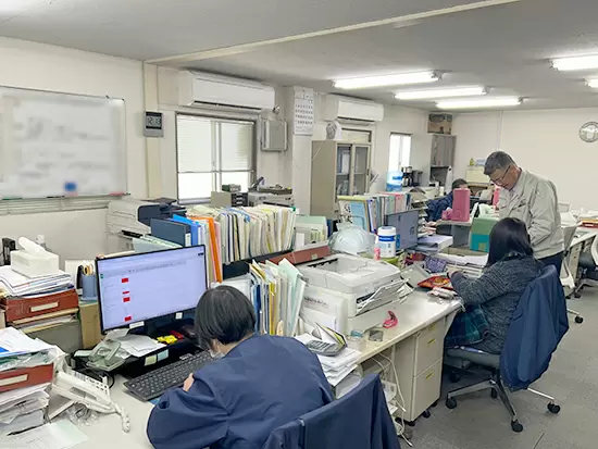 事務所は大阪湾を望み、晴れた日には広い空の下、気持ちよく通勤・勤務ができる環境です。