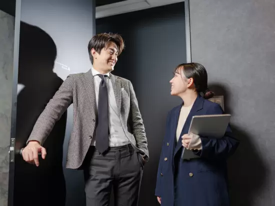 シック＆モダンな雰囲気のオフィスで、それぞれの目標に向かって頑張っています！