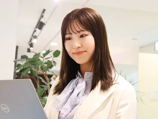 「髪型・服装自由」「年間休日120日」「残業ほぼなし」など、長く働ける環境です♪
