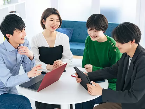 社内は和気あいあいとした雰囲気。仕事の話をしたり、ときにはプライベートの話で盛り上がることも！