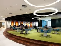 社内の全てのエリアで無線LANがつながるため、各自思い思いの場所でミーティングや作業ができます