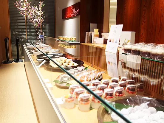 開店前から行列ができており、人気商品は午後には売り切れてしまうこともあるほどです。