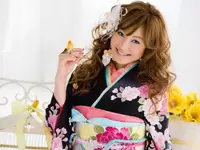 豊富な色・柄の振袖をラインナップ。関連する知織や着付の方法は入社後に身につけられます。