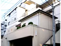▲オートロック・駐車場完備の社宅。快適な生活をお約束します！