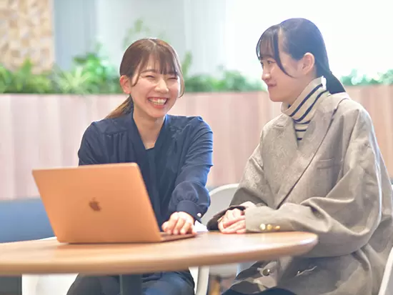 希望者には人事・広報・マーケティング などの道も。美容業界で自分らしいキャリアが描けます。