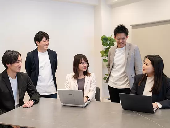 残業はほぼナシ！仕事終わりに社員同士で飲みに行ったり、サウナに行ったりオフの時間も楽しめます♪
