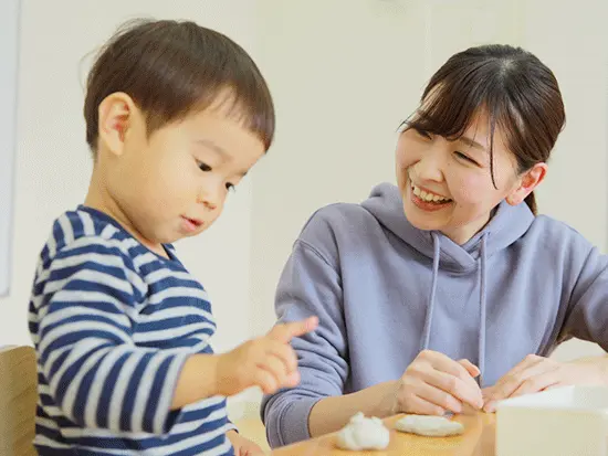 元保育園の先生や学校教員、作業療法士など、未経験で入社したメンバーが多数活躍中です♪