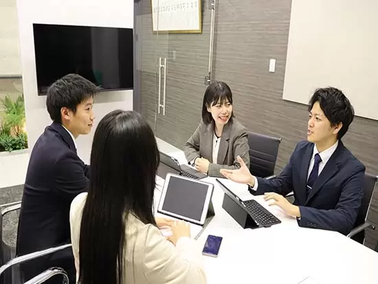 各部署との関わりも多く、コミュニケーションスキルを活かして活躍できます！