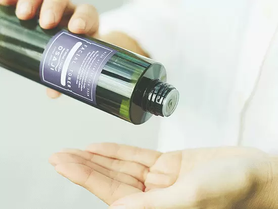 『OSAJI』は、“さじ”を使って薬を調合していた江戸時代の医者の呼び名「おさじ」が由来です。