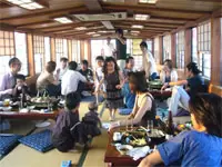 屋形船で恒例の締め会。家族も一緒に盛り上がります！