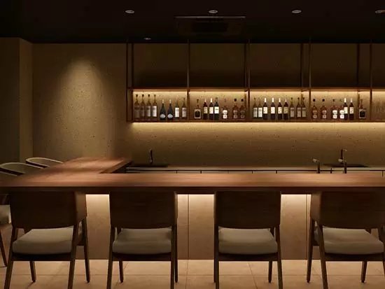 中庭を望むロビー・ラウンジ、オールデイダイニング、こだわりの日本酒を提供するバー！