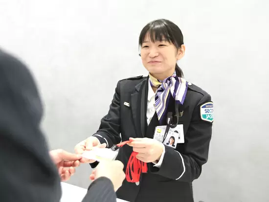 来訪者の取次ぎや、入館証の管理など、施設の「顔」として活躍していただきます。