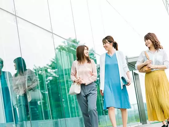 制服だから、お仕事終わりに私服で夜の街へ…。オンオフきっちり分けられます！