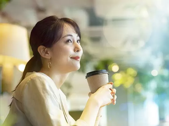 オフィス街だから、カフェやレストランも多数。ランチタイムに充電して、午後も頑張りましょう。