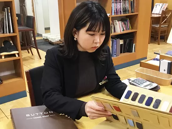 生地やボタンの特徴を学べるマニュアルもご用意。空き時間に知識を身に付けることができます。