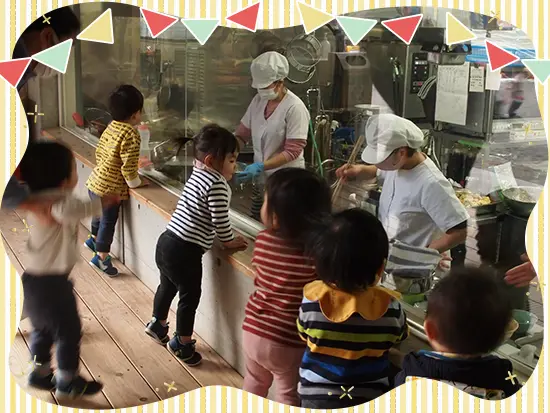 調理室はガラス張りで、今日の給食はなにかな？と子どもたちが見に来てくれます♪