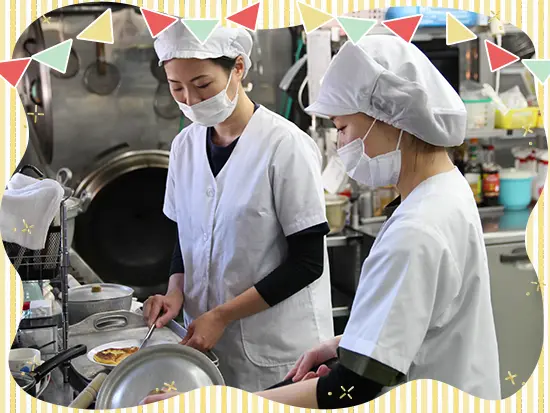 栄養士や補助員含めて複数名体制で調理を行っているので、手作りの美味しい食事を効率よく提供◎