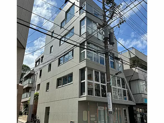 本社は自由が丘駅徒歩5分。新しくきれいなオフィスです