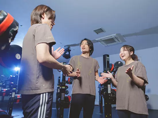 スタッフ同士の意見交換も活発。「こうしたらいいんじゃ？」は遠慮なく発信してください！