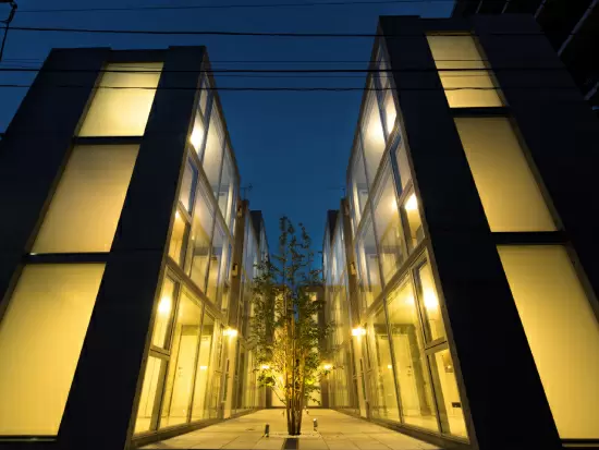 2015年5月竣工のマンションではありますが、2棟の向かい合ったガラス張りの外観が特徴的です。