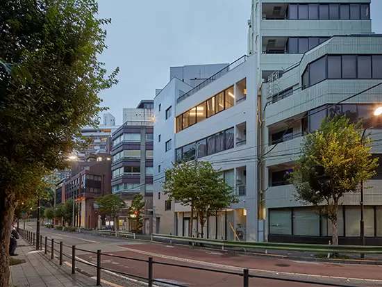 本社は複数路線＆複数駅からのアクセスが可能な好立地！