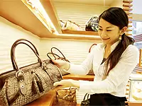 セレクトショップには、海外から取り寄せた多彩な商品が。