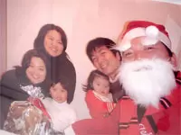 クリスマスには社員がサンタに変身、「友の会」の各家庭をご訪問