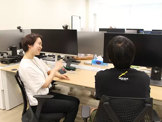 ワイドモニターを全社員に支給。快適な作業環境を整えています。