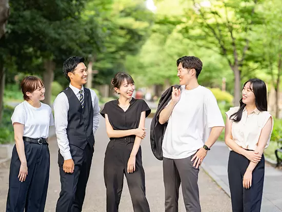 平均年齢は26歳。ライバルであり仲間である社員たちは、お互いを尊重し日々切磋琢磨しています。