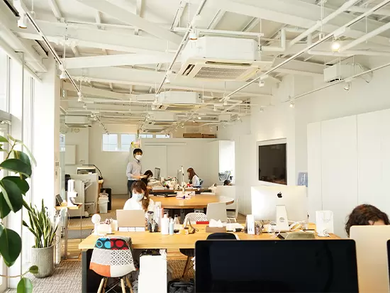 定時退勤する社員も多数。18時半にはほとんどの社員が退勤していることが多いです。