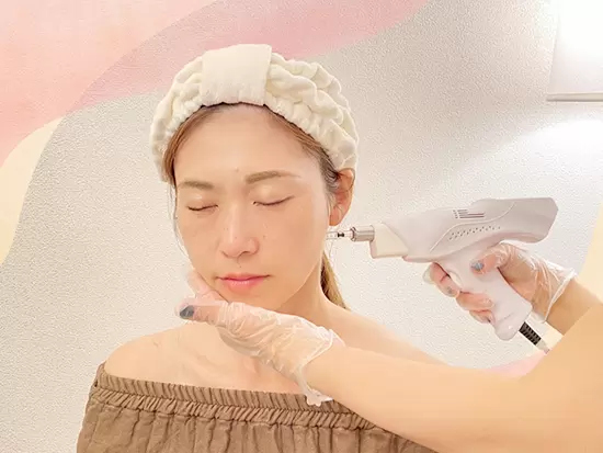 専用の機器で肌に直接アプローチすることが可能です