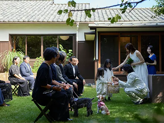 ゆっくりと家族になっていく新郎新婦の姿を間近で見られる魅力あるポジションです。