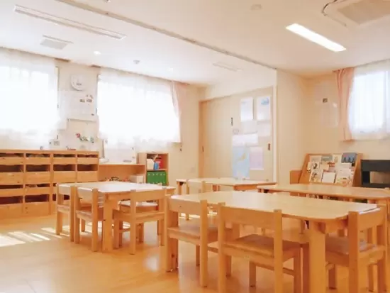 施設全体があたたかい雰囲気になるように、オーダーメイドのひのきの家具を使用しています。