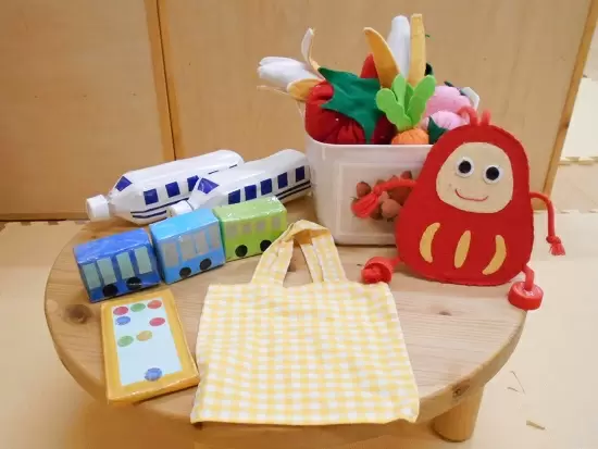 子どもたちの感性を育てる手作りおもちゃです。希望者にはおもちゃ作り講座の受講もございます。