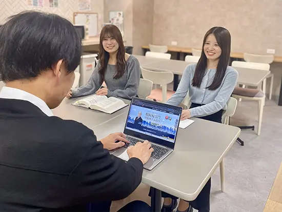 業務の進捗管理や確認はミーティングを実施しており、社内コミュニケーションも取りやすい環境です。
