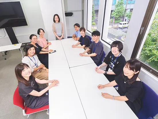 家庭を持つ社員が、全体の半数以上。家事や育児との両立を支援する制度や周囲の理解がある職場です！