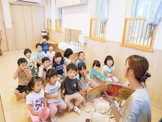 異年齢保育で思いやりの心を育みます