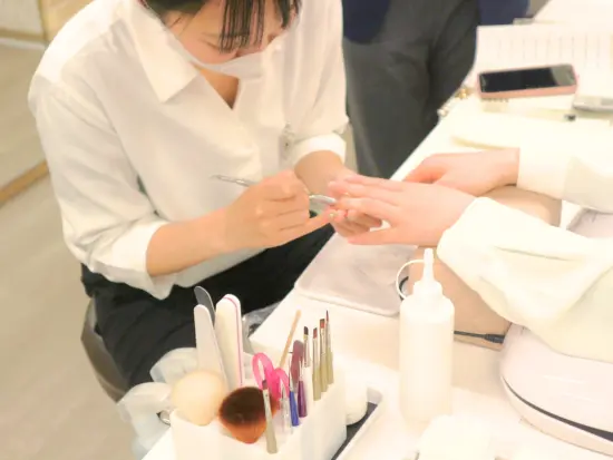 ネイルの基礎知識やブラシの使い方など、全てイチからレクチャーします◎
