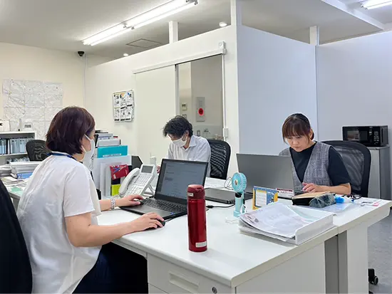 少人数で運営しているため、質問もしやすく風通しも抜群です！