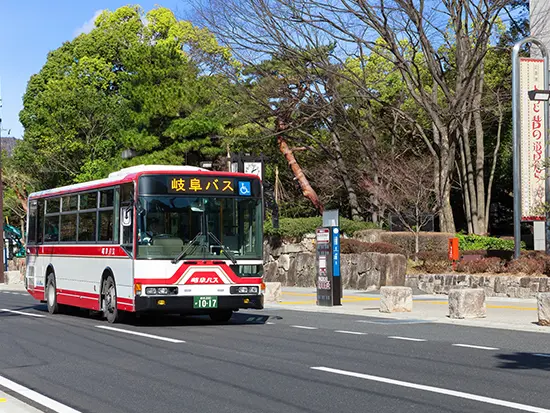 「今日という日常をのせて。」創立から80年以上、岐阜の公共交通を支える安定基盤。